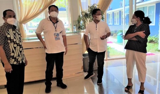 IBu Vencent dan Pak Bambang dari Absis bersama Romo Dan Pak Husien TGKP edit--